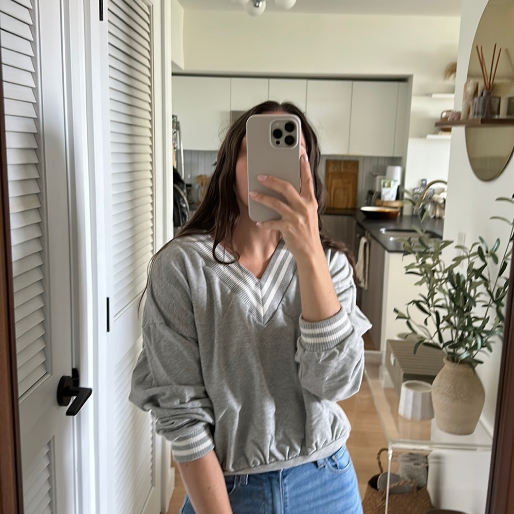 V neck pullover - Picture 2 of 2